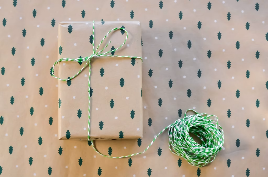 43 Thoughtful and Practical Gift Ideas for Budget Travelers 2 christmas, gift, present