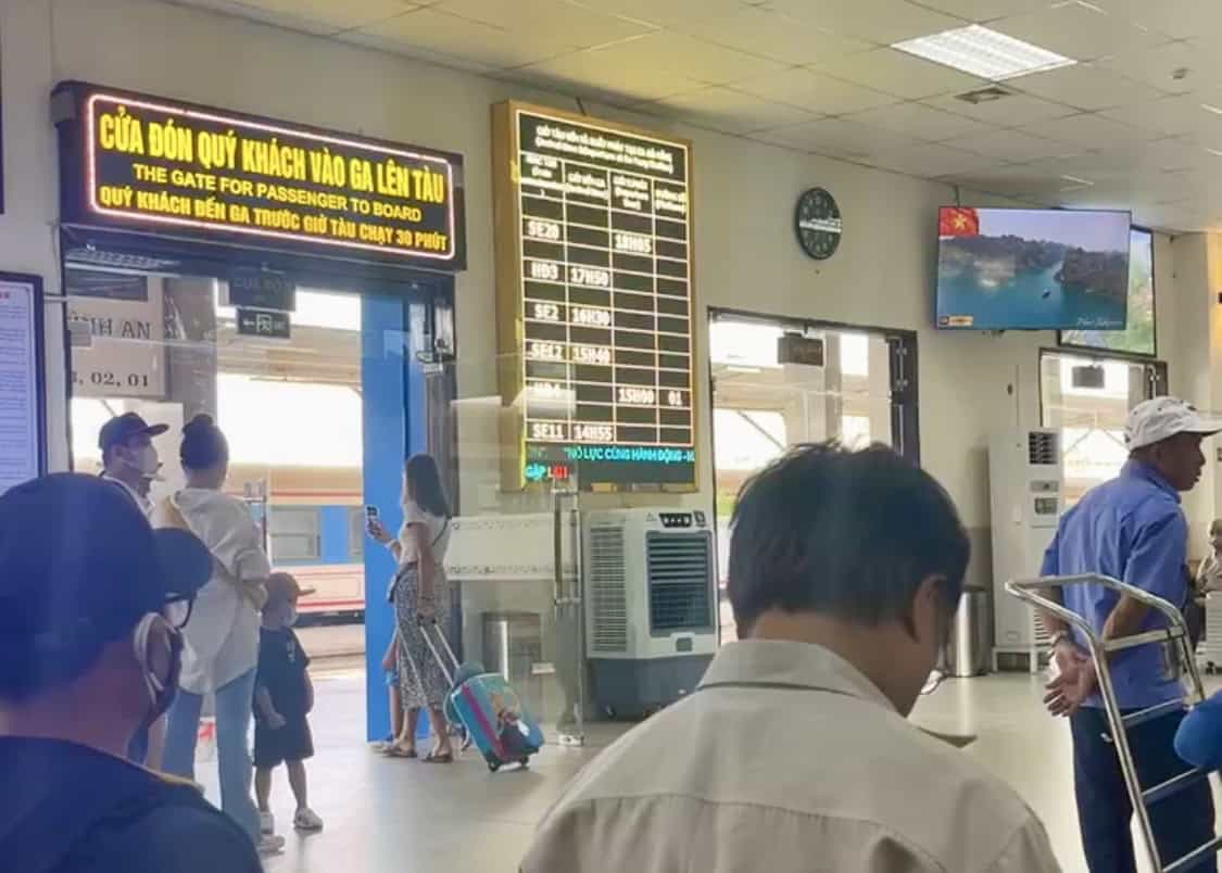 Overnight Sleeper Train in Vietnam: A Guide for First-Timers 7 The inside of the train station in Da Nang, Vietnam. There is a sign for the train platforms and a digital sign showing arrivals.
